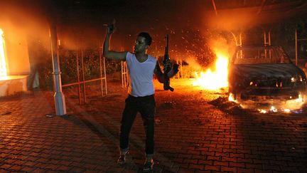 Un homme arm&eacute; devant le consulat am&eacute;ricain en feu, &agrave; Benghazi (Libye), le 11 septembre 2012. (AFP)