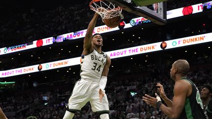 Giannis Antetokounmpo (Milwaukee) monte au dunk contre Boston lors du premier match des demi-finales de conférence NBA, le 1er mai 2022. (STEVEN SENNE / AP)