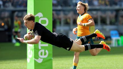 Le Néo-Zélandais&nbsp;Jordie Barrett&nbsp;plonge dans l'en-but australien lors de la large victoire des All Blacks à Perth, le 5 septembre.&nbsp; (TREVOR COLLENS / AFP)