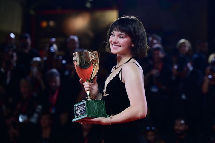 L'actrice américaine Cailee Spaeny pose avec la Coppa Volpi de la meilleure actrice qu'elle a reçue pour son rôle dans "Priscilla" lors d'une séance photo au 80e Festival du film de Venise le 9 septembre 2023. (TIZIANA FABI / AFP)