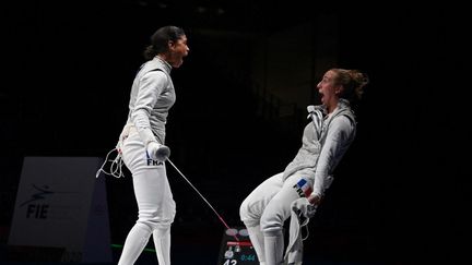 Ysaora Thibus et&nbsp;Pauline Ranvier célèbrent leur qualification en finale de l'épreuve par équipe de fleuret, jeudi 29 juillet.&nbsp; (FABRICE COFFRINI / AFP)