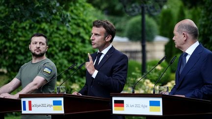 Volodymyr Zelensky, Emmanuel Macron et Olaf Scholz à Kiev (Ukraine) le 16 juin 2022 (KAY NIETFELD / DPA)