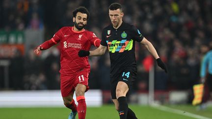 Mohamed Salah et Ivan Perisic lors de la rencontre entre Liverpool et l'Inter Milan, le 8 mars 2022. (PAUL ELLIS / AFP)