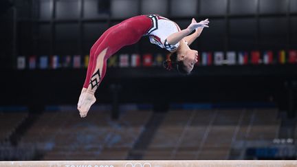 La gymnaste allemande Kim Bui lors des épreuves qualificatives des Jeux olympiques de Tokyo, à Tokyo, le 25 juillet 2021. (MARIJAN MURAT / DPA / AFP)