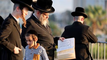 Des juifs ultra-orthodoxes célèbrent Yom Kippour à Netanya (Israël), le 21 septembre 2023. Photo d'illustration (JACK GUEZ / AFP)