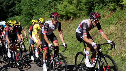 George Bennett, ici en première position devant ses coéquipiers de l'UAE Team Emirates et son leader Tadej Pogacar, le 8 juillet 2022 lors de la 9e étape du Tour de France. (THOMAS SAMSON / AFP)