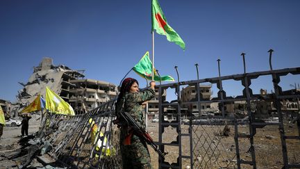 Un combattante des Forces démocratiques syriennes, à Raqqa, en Syrie, le 17 octobre 2017. (RODI SAID / REUTERS)