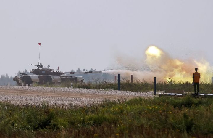 Pour l'épreuve de «biathlon blindé», les tanks doivent faire une course d'obstacles, puis une épreuve de tir. (REUTERS / Maxim Zmeyev)