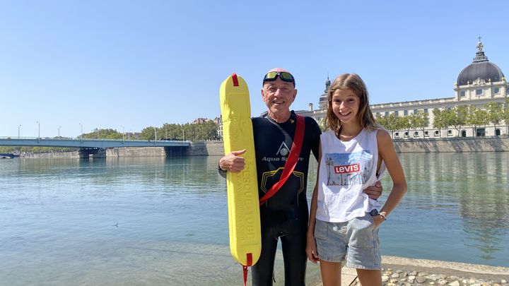 Michel Pakloglou, en compagnie de sa fille Athéna, se baigne régulièrement dans le Rhône, comme ici le 23 août 2023 à Lyon. (PAOLO PHILIPPE / FRANCEINFO)