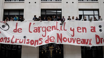 Des intermittents ont investi un bâtiment de l'Autorité des marchés financiers, à Paris (12 mai 2016)
 (Philippe Lopez / AFP)