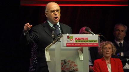 Le chef de file du PS pour les législatives, Bernard Cazeneuve, le 18 mai 2017, dans le Sud-Ouest de la France.&nbsp; (RAYMOND ROIG / AFP)