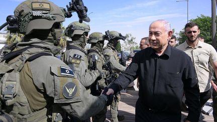 Le Premier ministre israélien Benyamin Netanyahou salue des forces de l'ordre, le 30 octobre 2023. (AMOS BEN GERSHOM/ ISRAEL GPO / MAXPPP)