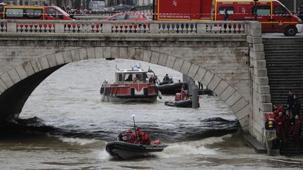 Les secours recherchent une policère de la bridage fluviale tombée dans la Seine, à Paris, vendredi 5 janvier. (THOMAS SAMSON / AFP)