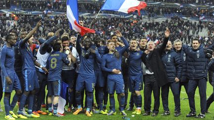 Les Bleus communient avec le public du Stade de France (JEAN MARIE HERVIO / DPPI MEDIA)