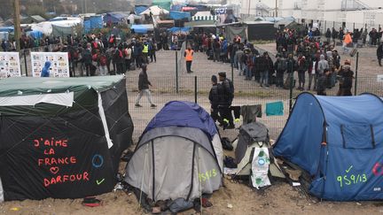 Calais : la "jungle" se vide progressivement