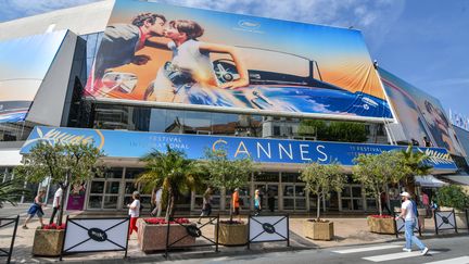 L'affiche de la 71e edition du Festival de Cannes sur la façade du palais des Festivals à Cannes (Alpes-Maritimes), le 6 mai 2018.&nbsp; (AVENIR PICTURES / CROWDSPARK / AFP)