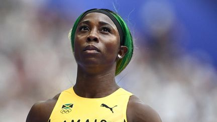 Shelly-Ann Fraser-Pryce après ses séries du 100 mètres aux Jeux olympiques de Paris, le 2 août 2024 au Stade de France. (JEWEL SAMAD / AFP)