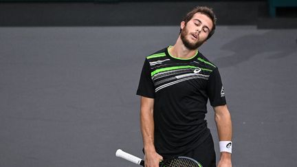 Hugo Gaston face à Daniil Medvedev à Paris-Bercy, vendredi 5 novembre. (ANNE-CHRISTINE POUJOULAT / AFP)