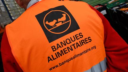 Un bénévole de la banque alimentaire, à Perpignan. Photo d'illustration. (MICHEL CLEMENTZ / MAXPPP)