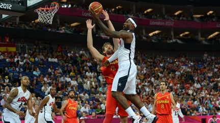 James plane au dessus de Gasol (TIMOTHY A. CLARY / AFP)