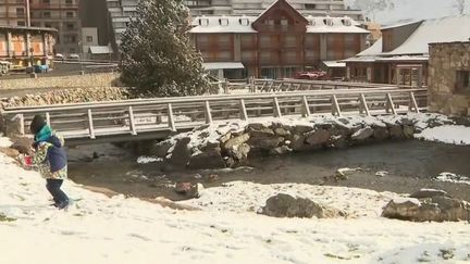 Certains vacanciers ont profité des premières neiges de l'année à la Toussaint, dans les Pyrénées, les Alpes et le Jura. (CAPTURE ECRAN FRANCE 2)