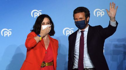 Isabel Diaz Ayuso, présidente de la région de Madrid, aux côtés de Pablo Casado, patron du Parti Populaire. (PIERRE-PHILIPPE MARCOU / AFP)