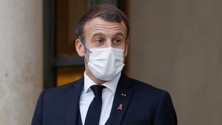 Emmanuel Macron devant le palais de l'Elysée, à Paris, le 1er décembre 2020. (THOMAS COEX / AFP)