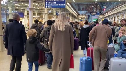 Jeudi 21 décembre, une grève inopinée des salariés français d'Eurotunnel a provoqué la pagaille à la gare du Nord, à Paris, et à la gare de Saint-Pancras, à Londres (Royaume-Uni). Certains voyageurs ont aussi dû faire demi-tour à Lille (Nord). (FRANCEINFO)