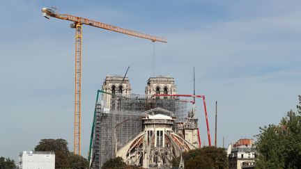 Des grues aident à démonter l'échafaudage de la cathédrale Notre-Dame de Paris, qui a été endommagée lors d'un incendie, le 22 juillet 2020 (photo d'illustration). (LUDOVIC MARIN / AFP)