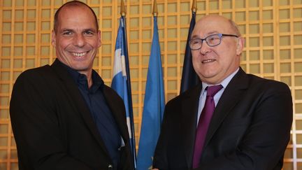 Le nouveau ministre des Finances grec Yanis Varoufakis (&agrave; gauche) et son homologue fran&ccedil;ais Michel Sapin, le 1er f&eacute;vrier 2015 &agrave; Paris. (JACQUES DEMARTHON / AFP)