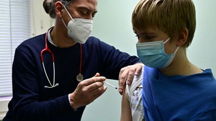 Un enfant se fait vacciner contre le Covid-19 à Berlin (Allemagne), le 14 décembre 2021.&nbsp; (TOBIAS SCHWARZ / AFP)