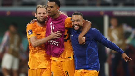 Daley Blind, Cody Gakpo et Memphis Depay célèbrent la qualification des Pays-Bas en quarts de finale de la Coupe du monde, le 3 décembre 2022. (ADRIAN DENNIS / AFP)