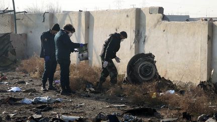 Des équipes de secours travaillent au milieu des débris après qu'un avion ukrainien s'est écrasé près de l'aéroport de Téhéran (Iran), le 8 janvier 2020. (AFP)