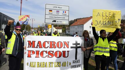 Des "gilets jaunes" à la frontière allemande, le 6 avril 2019 à&nbsp;Stiring-Wendel (Moselle). (JEAN-CHRISTOPHE VERHAEGEN / AFP)