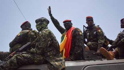 Le lieutenant-colonel Mamady Doumbouya, chef des forces spéciales et auteur du coup d'Etat militaire contre le président guinéen Alpha Condé, salue la foule à Conakry, le 5 septembre 2021. (CELLOU BINANI / AFP)