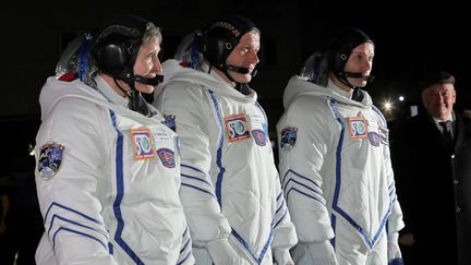 Les astronautes Peggy Whitson, Oleg Novitski et Thomas Pesquet en combinaison spatiale, le 17 novembre 2016 à Baïkonour (Kazakhstan), avant leur départ pour la Station spatiale internationale, et un voyage de 48 heures dans l'espace sans toilettes. (REUTERS)