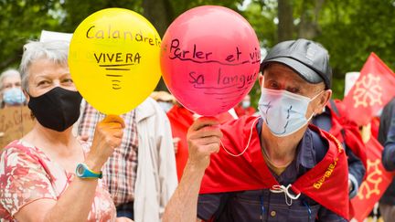 Albi, le 29 mai 2021. Un couple porte des ballons pour défendre les langues régionales.&nbsp;Manifestation musicale à l'appel du collectif "Pour que vivent nos langues". (Illustration)&nbsp; (PATRICIA HUCHOT-BOISSIER / HANS LUCAS / AFP)