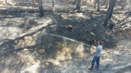 Au nord d'Athènes (Grèce), les pompiers ont demandé de l'aide aux habitants pour surveiller les cendres 24 heures sur 24, le 9 août 2021.
 (ERIC AUDRA / RADIO FRANCE)