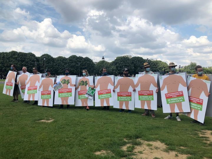 Manifestation des agriculteurs bio aux Invalides, à Paris, le 2 juin 2021. (OLIVIA CHANDIOUX / RADIO FRANCE)