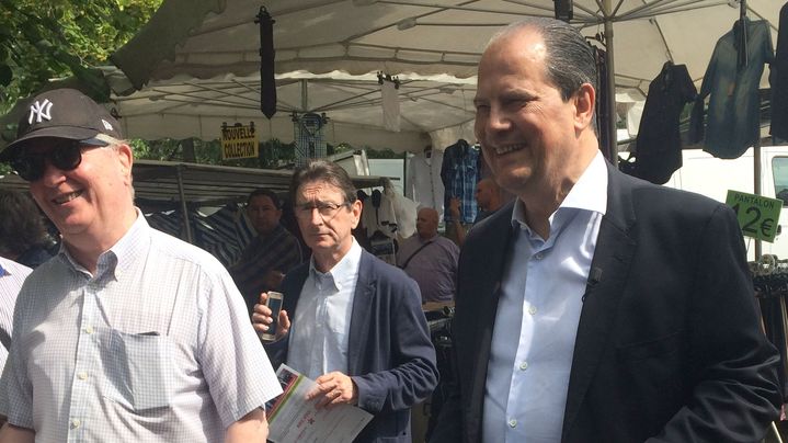 Jean-Christophe Cambadélis, en campagne pour les législatives dans la 16e circonscription de Paris, le 2 juin 2017. (SOPHIE BRUNN / FRANCEINFO)