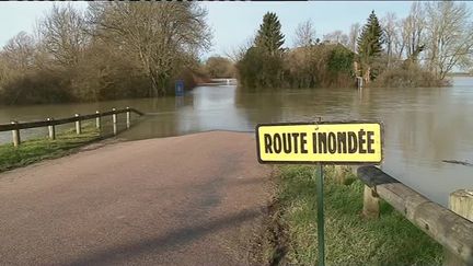 Plusieurs départements font face aux inondations ce jeudi 25 janvier. Les dégâts sont considérables et les craintes nombreuses. Reportage. (France 2)