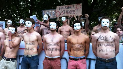 Des activistes des Hommen participent &agrave; la manifestation de soutien &agrave; Nicolas,&nbsp;l'opposant au mariage des homosexuels condamn&eacute; &agrave; deux mois de prison ferme, le 23 juin 2013 &agrave; Paris. (BENOIT ZAGDOUN / FRANCETV INFO)