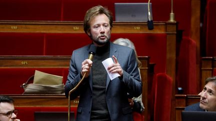 Boris Vallaud, le président des députés socialistes, dans l'hémicycle de l'Assemblée nationale, à Paris, le 17 février 2023. (LUDOVIC MARIN / AFP)