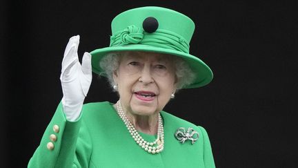 La reine Elizabeth II au balcon de Buckingham Palace lors de son jubilé de platine le 5 juin 2022. (FRANK AUGSTEIN / AFP)