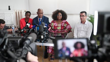 La famille de Naomi Musenga, accompagnée de l'avocat Mohamed Aachour, le 10 mai 2018 à Strasbourg. (FREDERICK FLORIN / AFP)