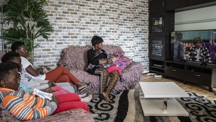 Une famille confinée regarde la télévision dans son appartement de Compiègne, dans l'Oise, le 18 mars 2020. (ANTONI LALLICAN / HANS LUCAS / AFP)