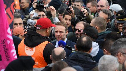 Marc Ferraci, ministre de l'Industrie en visite, le 8 novembre 2024, sur le site de Michelin à Cholet dont les salariés sont en grève. (JOSSELIN CLAIR / MAXPPP)