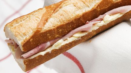Avec 58% des ventes de sandwichs en 2014, le jambon-beurre est le sandwich pr&eacute;f&eacute;r&eacute; des Fran&ccedil;ais. (FOODCOLLECTION RF/ GETTY IMAGES)