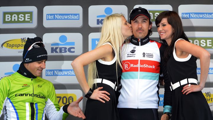 Le coureur cycliste Peter Sagan mime un pincement aux fesses d'une h&ocirc;tesse, le 31 mars 2013, &agrave; l'arriv&eacute;e d'une &eacute;tape du Tour des Flandres. (DIRK WAEM / BELGA MAG / AFP)