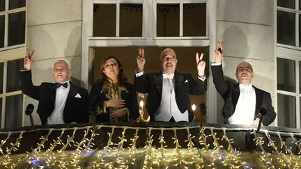 Lauréats du prix Nobel de la Paix, le Quartet de dialogue national tunisien (de gauche à droite), Secrétaire général de l'Union générale tunisienne du travail, Houcine Abbassi, président du Syndicat des employeurs tunisiens (UTICA) Wided Bouchamaoui, Ligue tunisienne des droits de l'homme (LTDH) Abdessatar Ben Moussa et le président de l'Ordre national des avocats tunisiens, Fadhel Mahfoudh, apparaissent sur le balcon du Grand Hotel à Oslo pour saluer leurs sympathisants, le 10 décembre 2015.&nbsp; (ODD ANDERSEN / AFP)